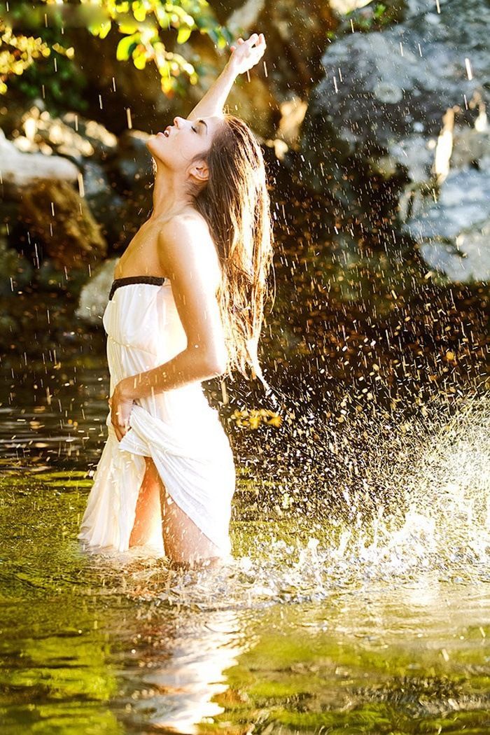 Marie Avgeropoulos in Raleigh